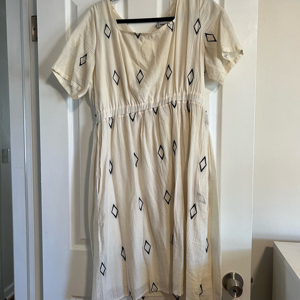 Chic Cream Midi Dress with Black Diamond Pattern